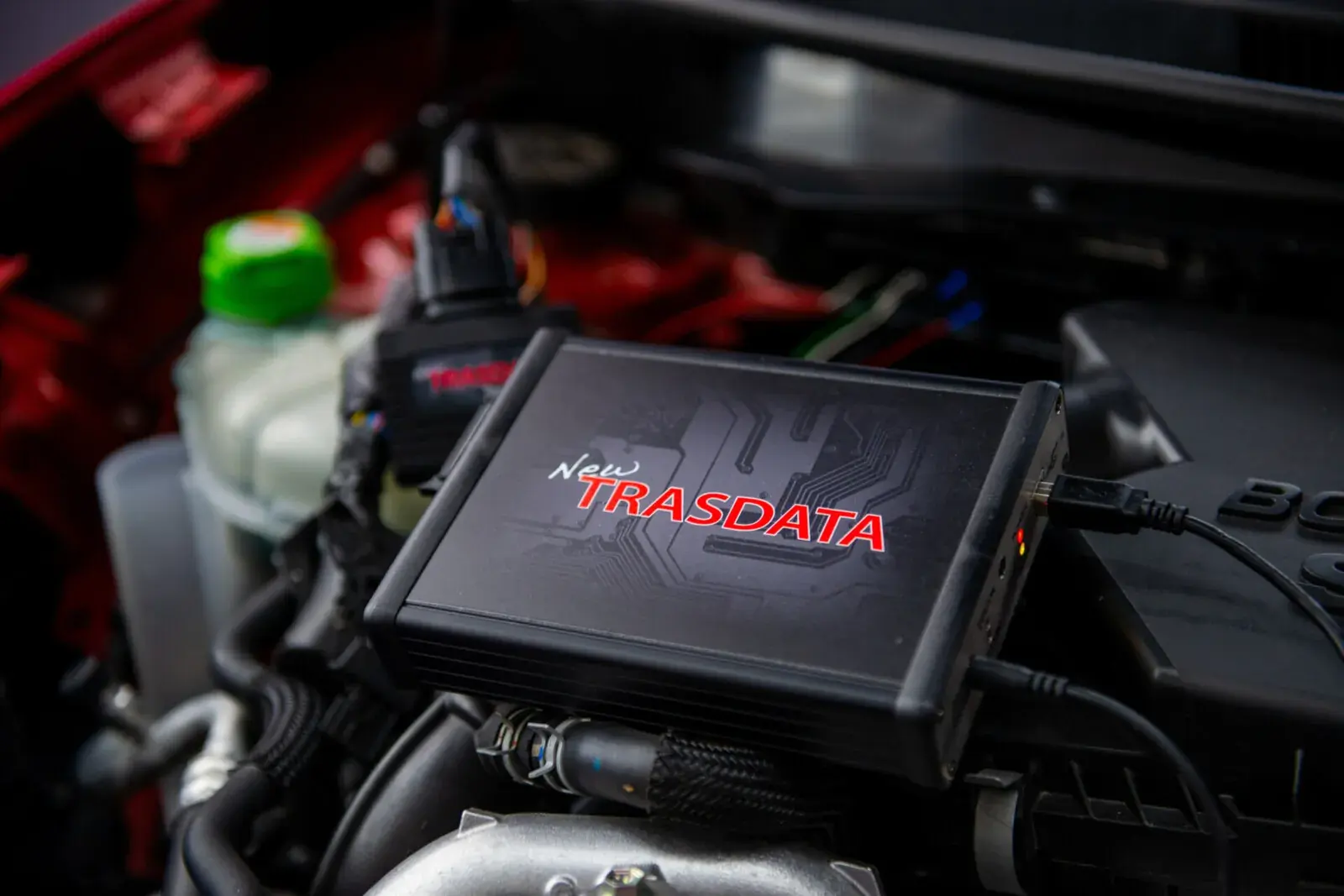 New Trasdata conectado en el compartimiento del motor