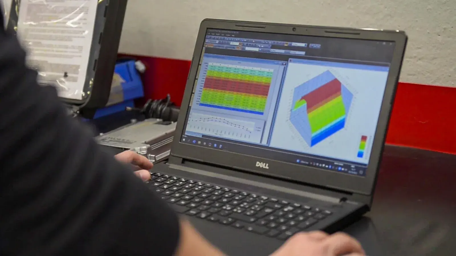 Race Evo abierto en una laptop con mapas en tabla y en 3D